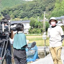 インタビューを受ける研修生